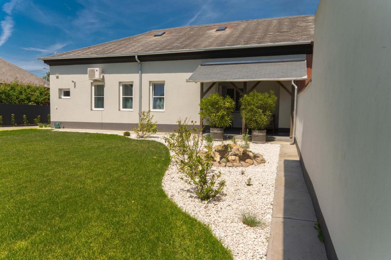 Kunfoglalas Apartmanhaz Kisujszallas Exteriér fotografie