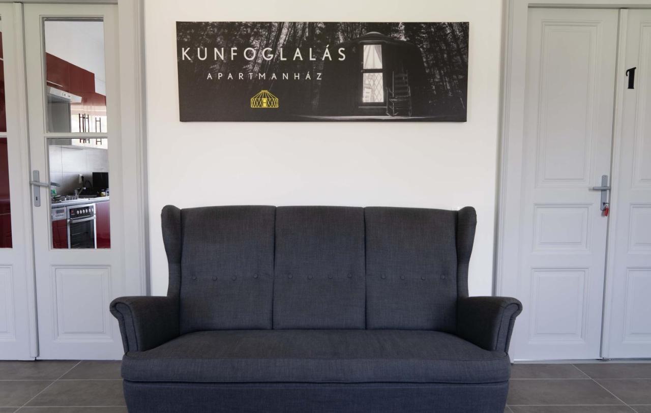 Kunfoglalas Apartmanhaz Kisujszallas Exteriér fotografie